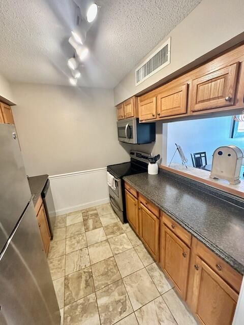 Active With Contract: $125,000 (1 beds, 1 baths, 660 Square Feet)