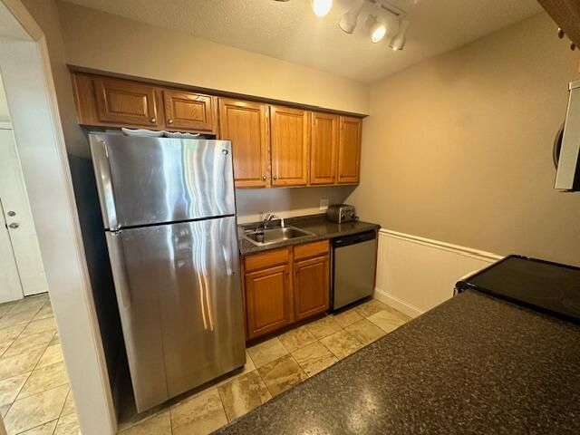 Active With Contract: $125,000 (1 beds, 1 baths, 660 Square Feet)