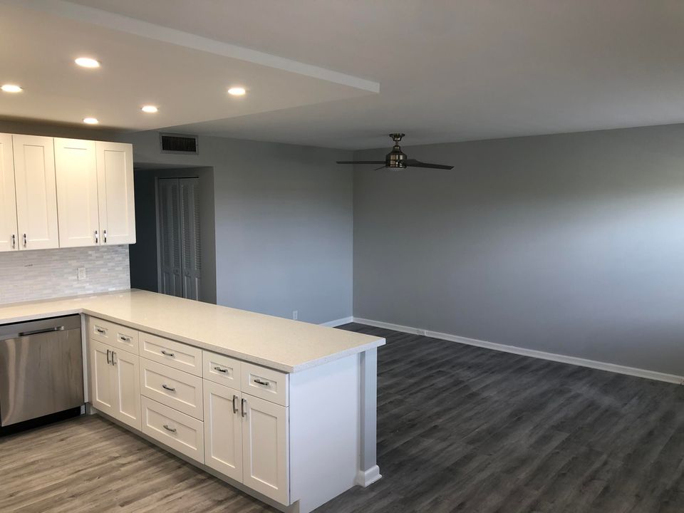 For Rent: $2,100 (2 beds, 2 baths, 916 Square Feet)