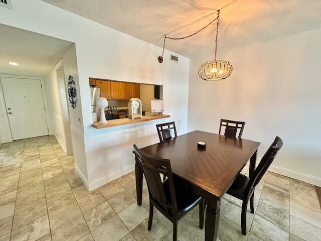 Active With Contract: $125,000 (1 beds, 1 baths, 660 Square Feet)