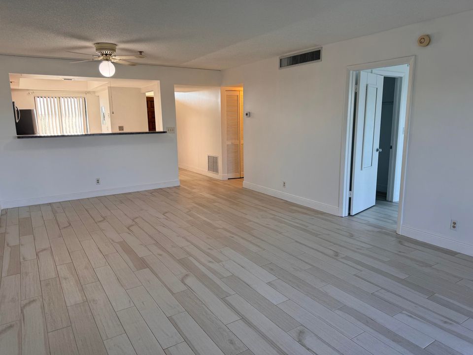 For Rent: $2,200 (2 beds, 2 baths, 1034 Square Feet)