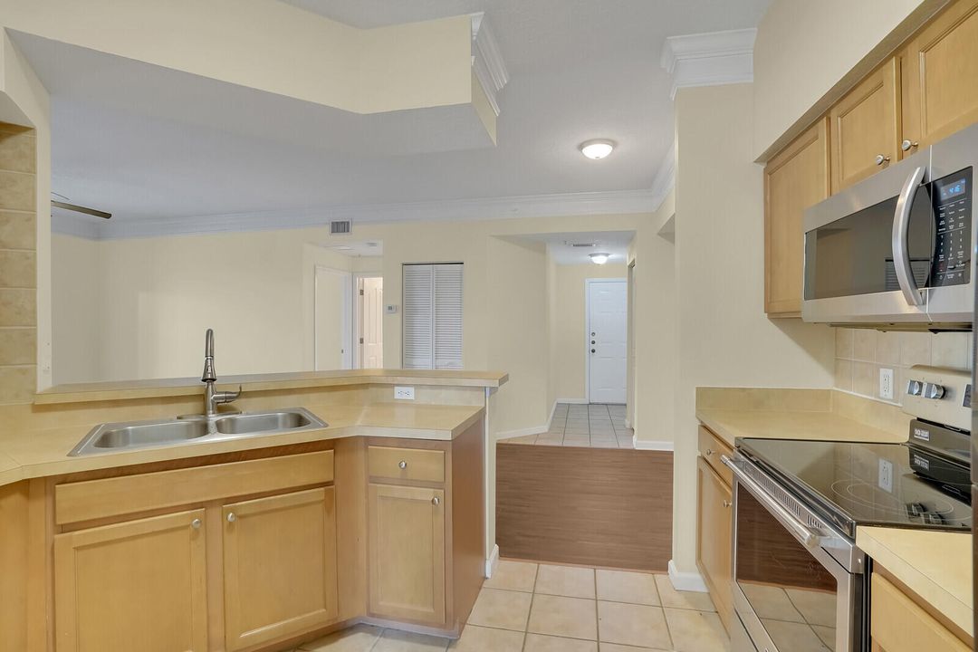 Active With Contract: $2,200 (2 beds, 2 baths, 1258 Square Feet)