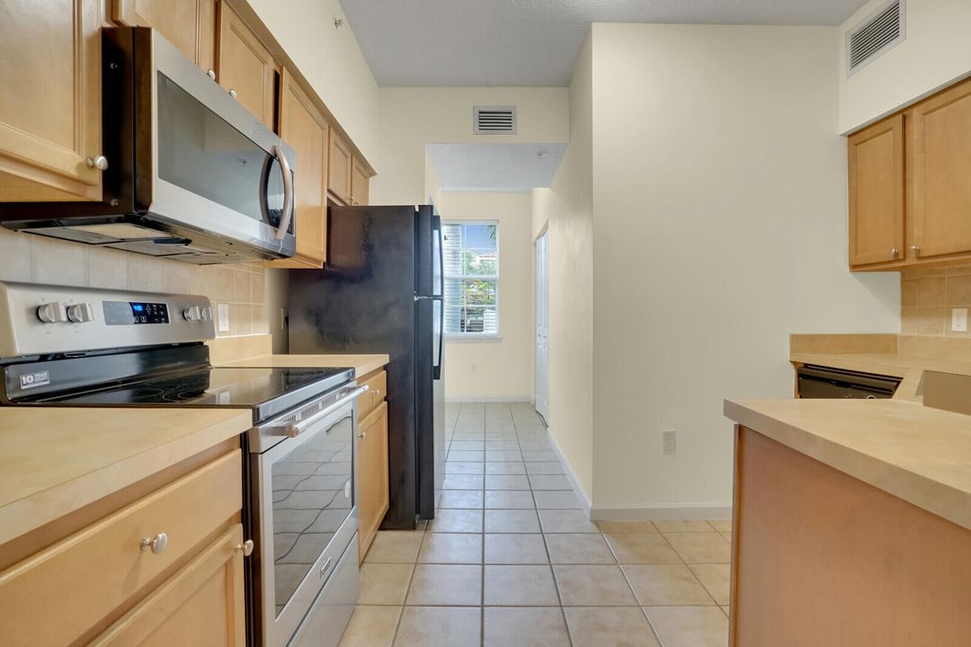 Active With Contract: $2,200 (2 beds, 2 baths, 1258 Square Feet)