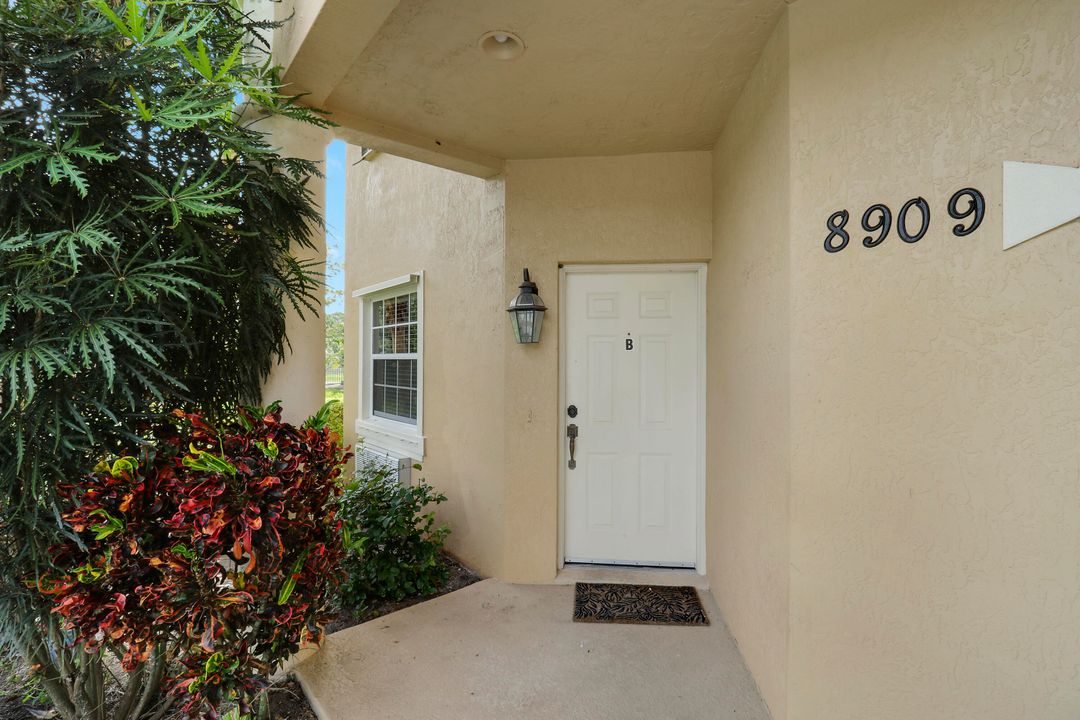 Active With Contract: $1,300 (1 beds, 1 baths, 400 Square Feet)