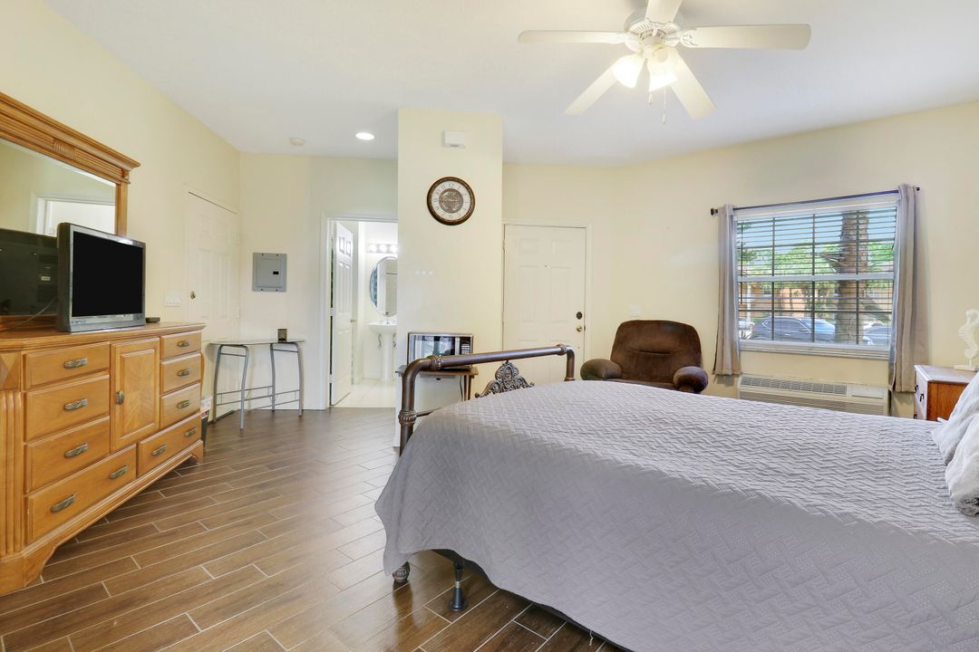 Active With Contract: $1,300 (1 beds, 1 baths, 400 Square Feet)