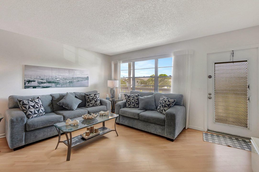 Active With Contract: $105,000 (1 beds, 1 baths, 585 Square Feet)