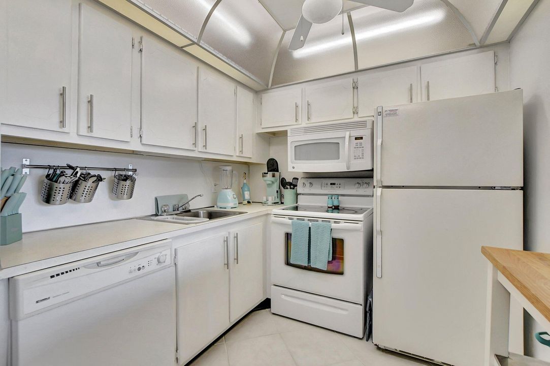 Active With Contract: $105,000 (1 beds, 1 baths, 585 Square Feet)