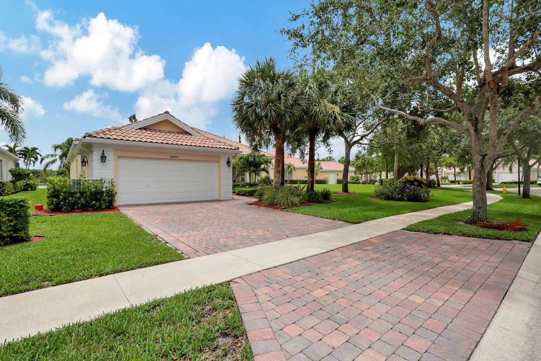 For Sale: $1,050,000 (4 beds, 3 baths, 2493 Square Feet)