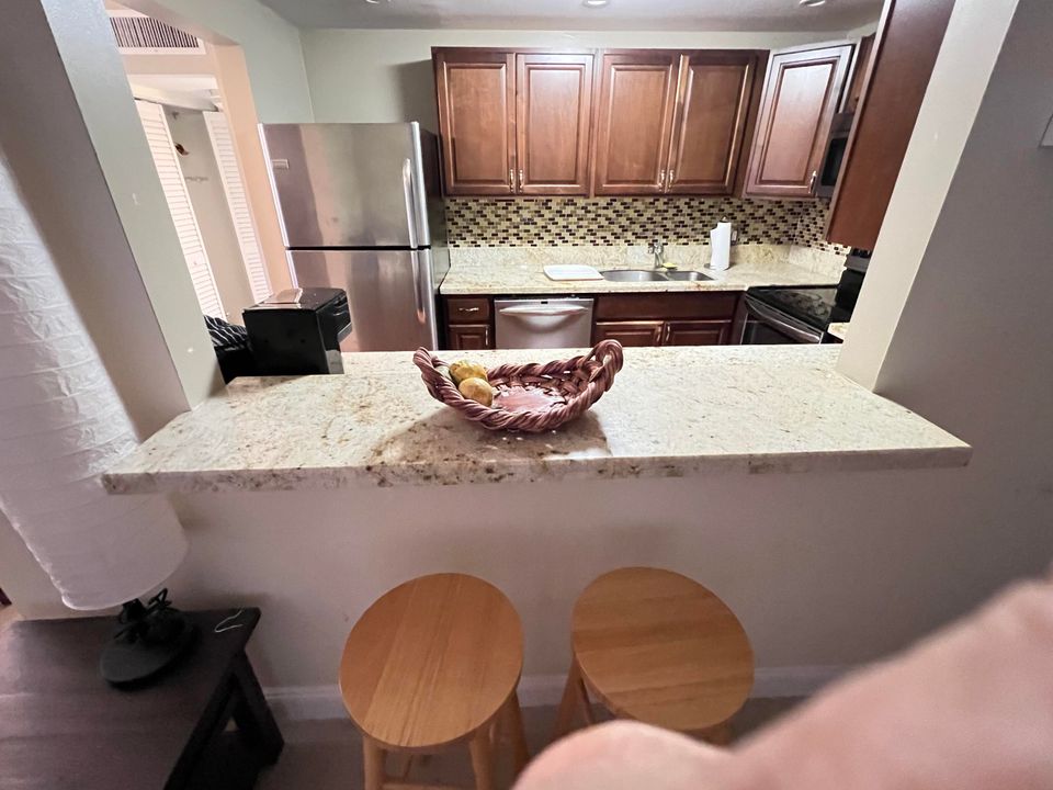 Active With Contract: $1,400 (1 beds, 1 baths, 738 Square Feet)