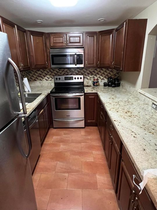 Active With Contract: $1,400 (1 beds, 1 baths, 738 Square Feet)