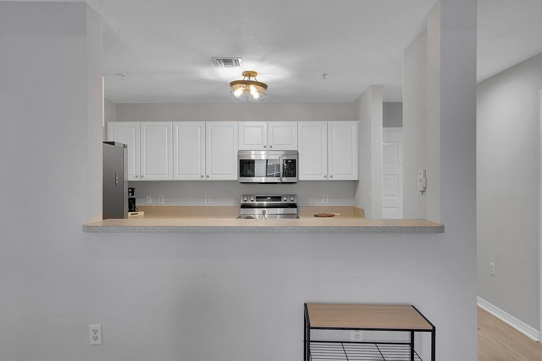 For Sale: $379,000 (2 beds, 2 baths, 1131 Square Feet)