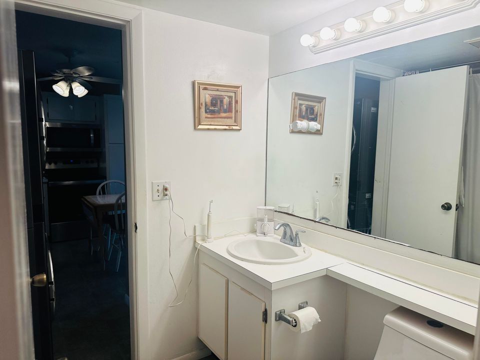 Active With Contract: $175,000 (1 beds, 1 baths, 764 Square Feet)