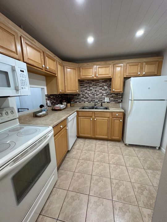 For Rent: $1,500 (1 beds, 1 baths, 704 Square Feet)