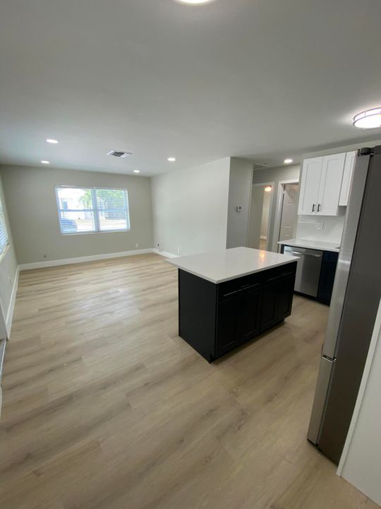 Active With Contract: $2,100 (2 beds, 1 baths, 800 Square Feet)