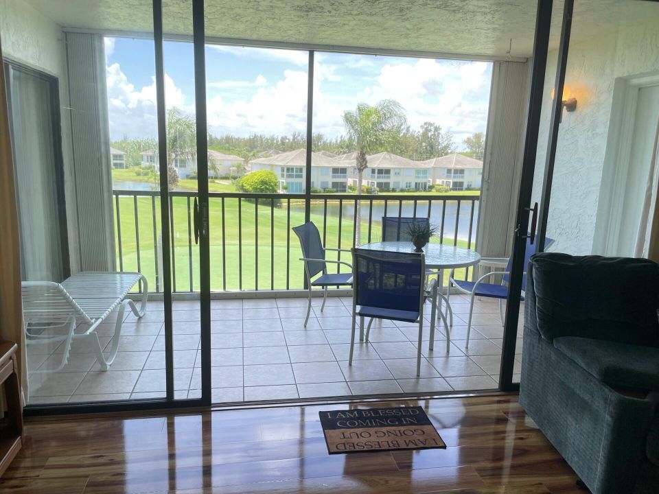 Active With Contract: $2,100 (2 beds, 2 baths, 1184 Square Feet)