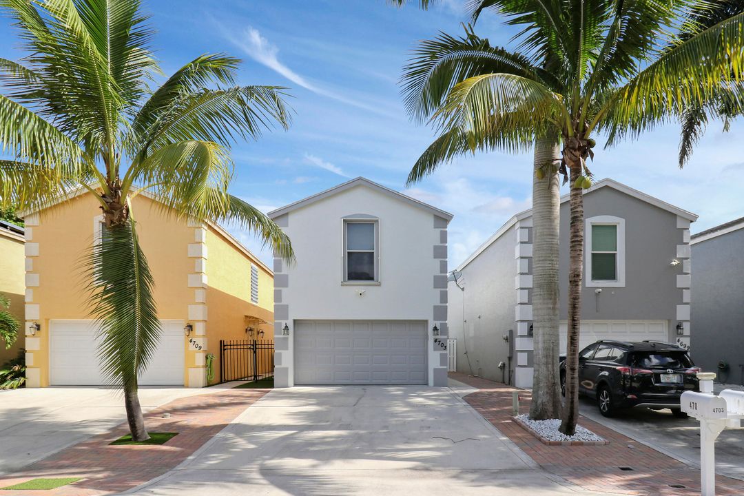 Active With Contract: $449,000 (3 beds, 2 baths, 1241 Square Feet)