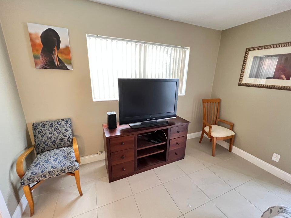 Active With Contract: $1,400 (1 beds, 1 baths, 738 Square Feet)