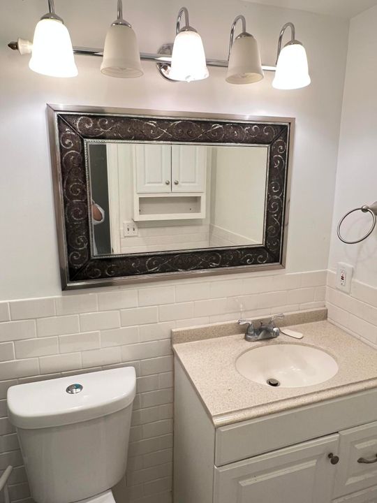 Active With Contract: $1,400 (1 beds, 1 baths, 738 Square Feet)