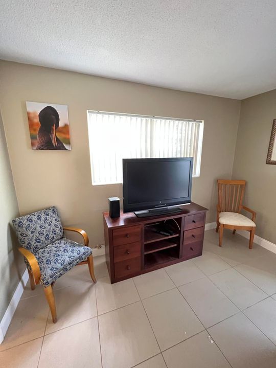 Active With Contract: $1,400 (1 beds, 1 baths, 738 Square Feet)