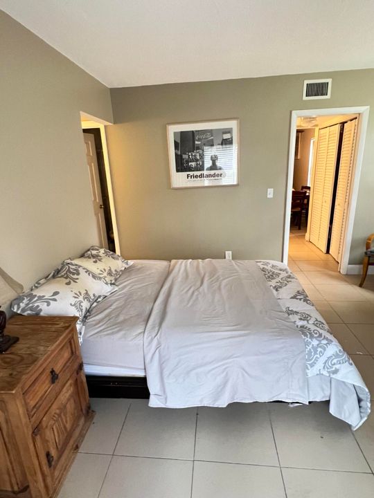 Active With Contract: $1,400 (1 beds, 1 baths, 738 Square Feet)