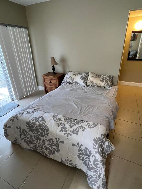 Active With Contract: $1,400 (1 beds, 1 baths, 738 Square Feet)