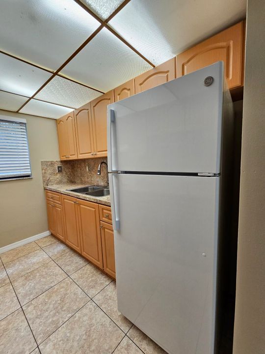 For Sale: $164,500 (1 beds, 1 baths, 775 Square Feet)