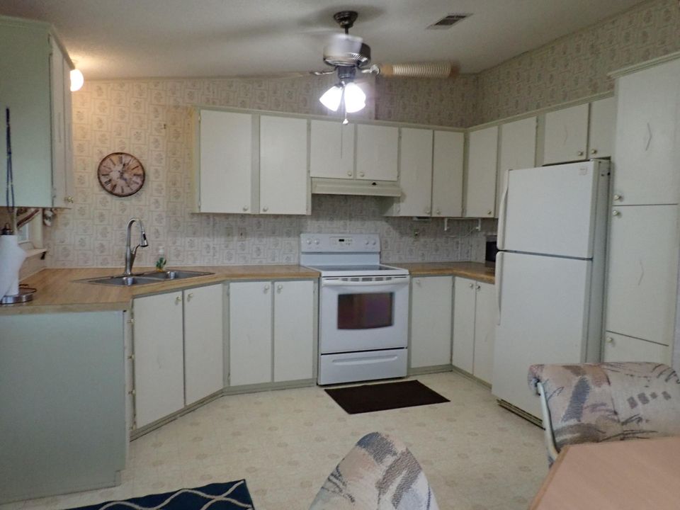 Active With Contract: $169,000 (2 beds, 2 baths, 884 Square Feet)