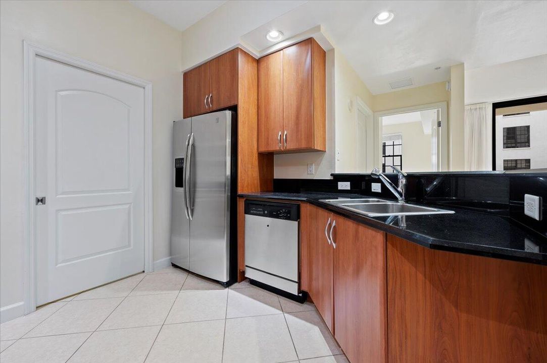 Active With Contract: $3,500 (2 beds, 2 baths, 1333 Square Feet)