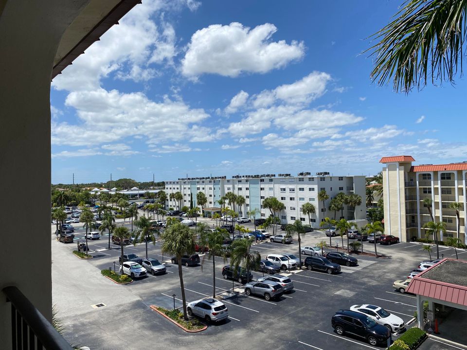 Active With Contract: $2,700 (2 beds, 2 baths, 1079 Square Feet)