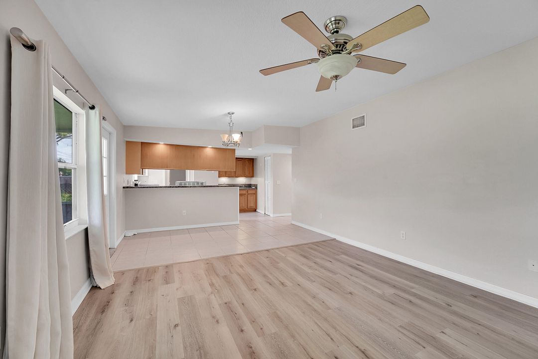 Active With Contract: $273,500 (2 beds, 1 baths, 1089 Square Feet)