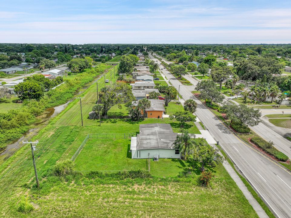 Active With Contract: $273,500 (2 beds, 1 baths, 1089 Square Feet)