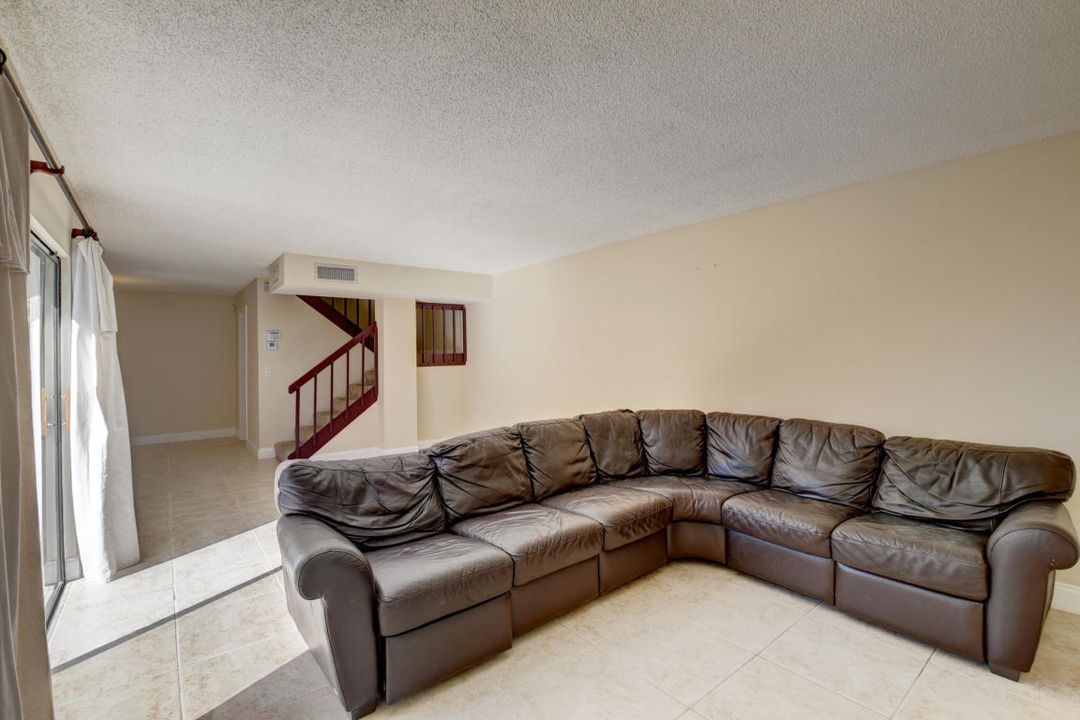 Active With Contract: $2,600 (2 beds, 2 baths, 1232 Square Feet)