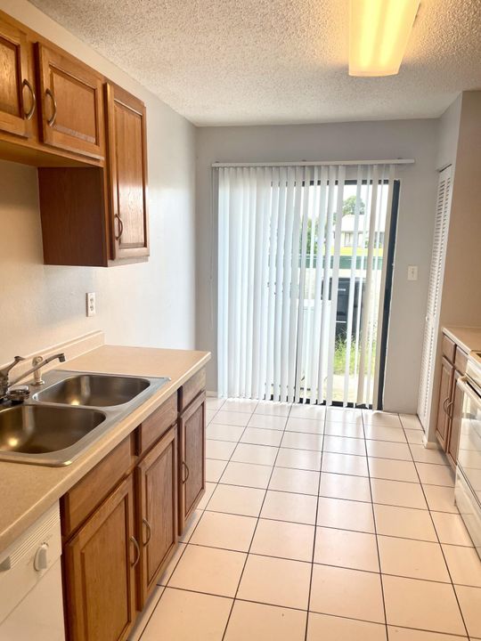 For Rent: $1,800 (2 beds, 1 baths, 908 Square Feet)