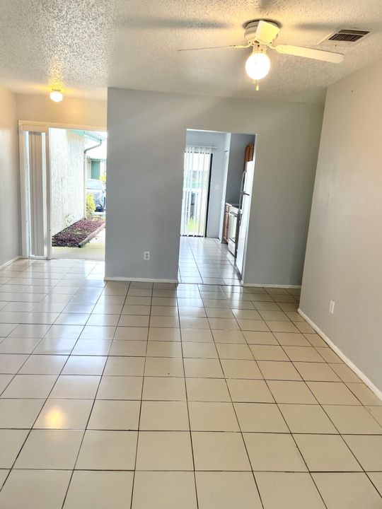 For Rent: $1,800 (2 beds, 1 baths, 908 Square Feet)