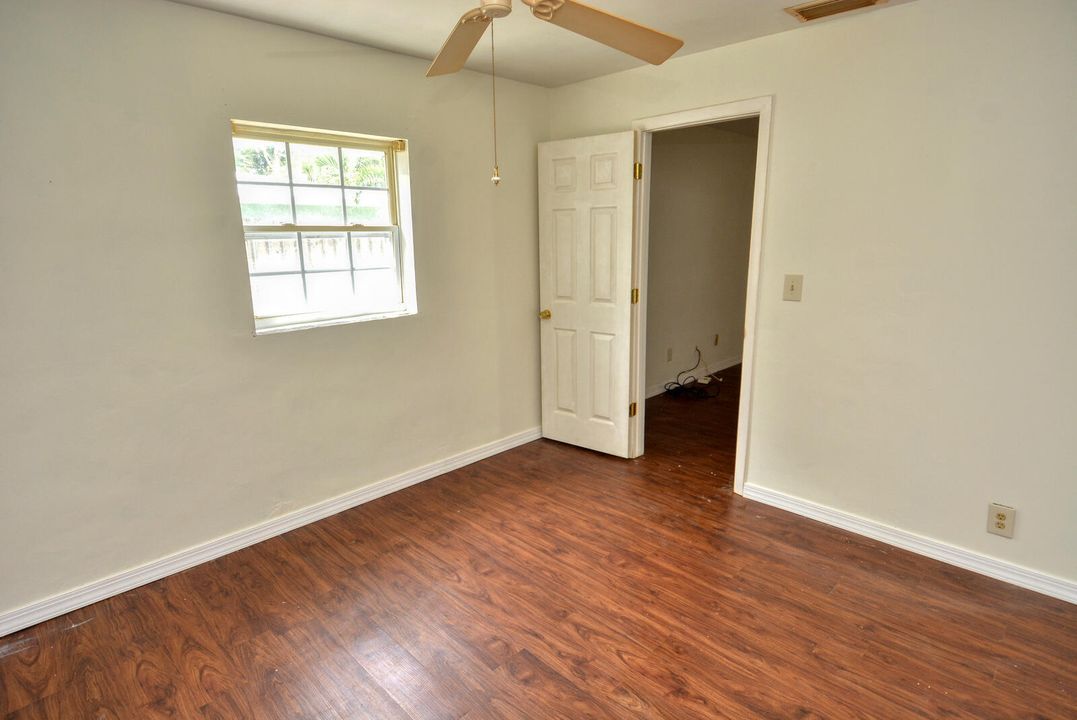 For Sale: $290,000 (2 beds, 1 baths, 888 Square Feet)