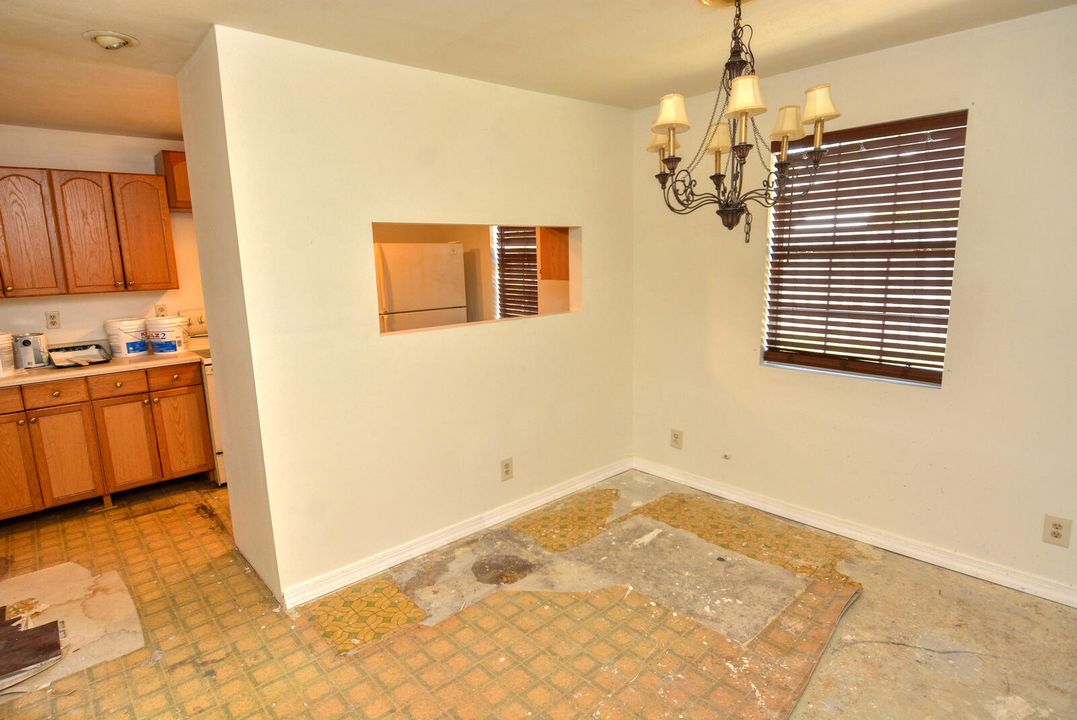 For Sale: $290,000 (2 beds, 1 baths, 888 Square Feet)