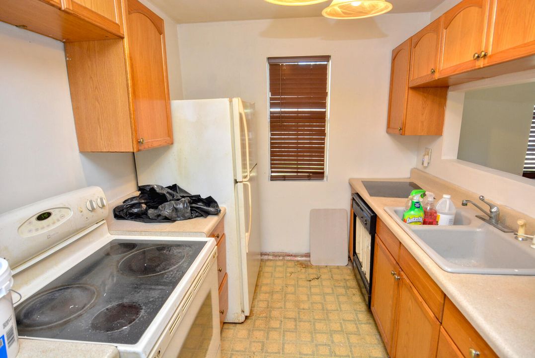 For Sale: $290,000 (2 beds, 1 baths, 888 Square Feet)