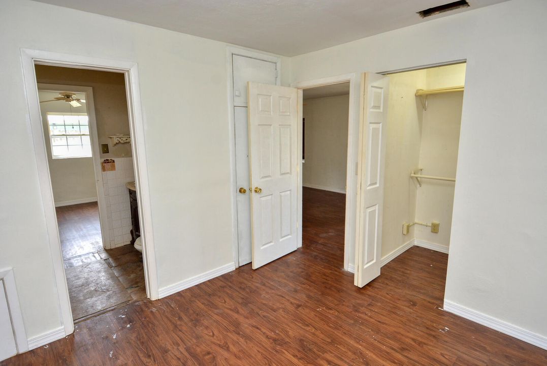 For Sale: $290,000 (2 beds, 1 baths, 888 Square Feet)