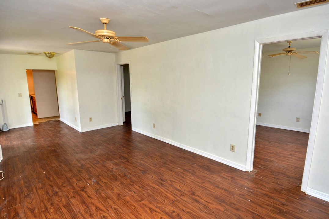 For Sale: $290,000 (2 beds, 1 baths, 888 Square Feet)