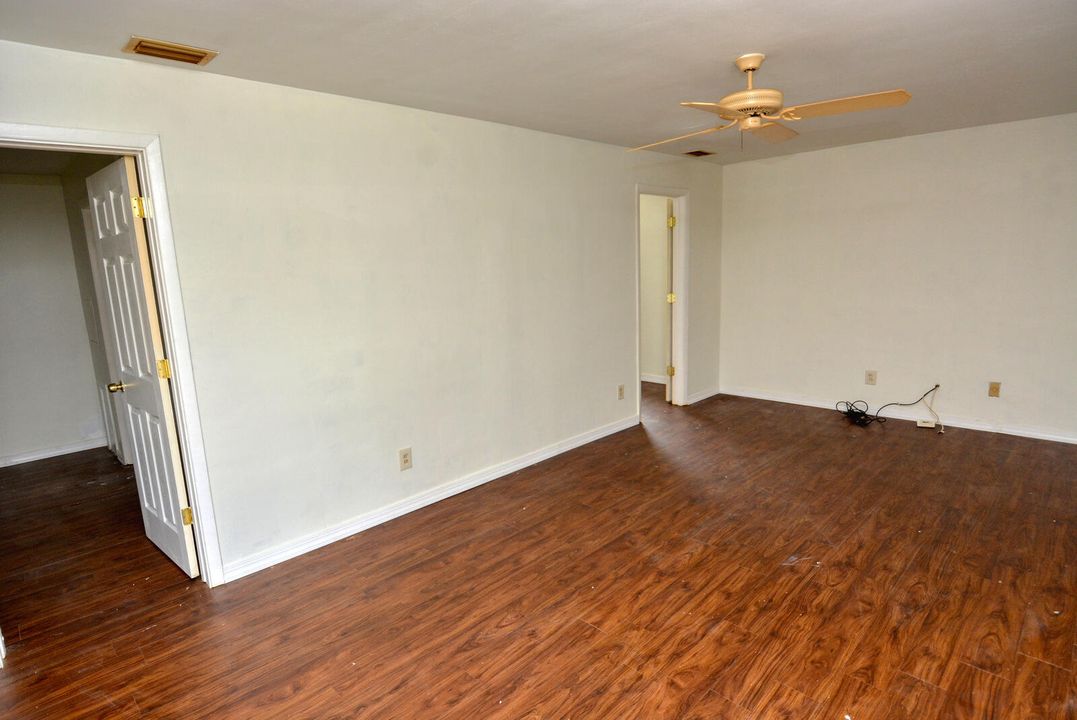 For Sale: $290,000 (2 beds, 1 baths, 888 Square Feet)