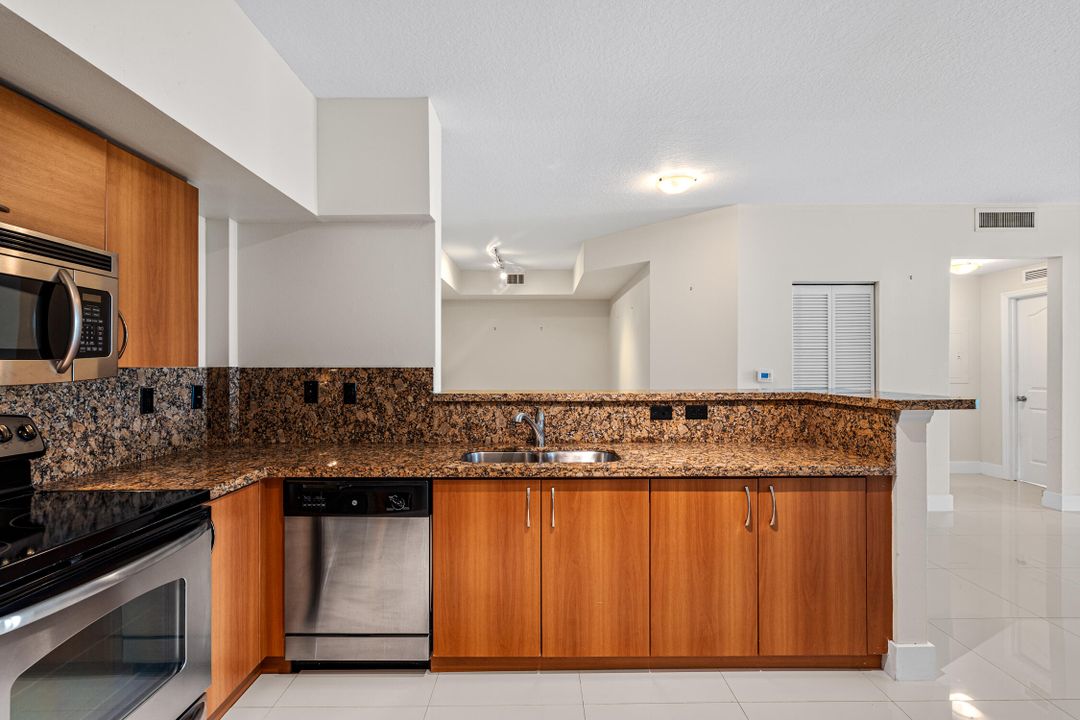 Active With Contract: $3,150 (2 beds, 2 baths, 1243 Square Feet)