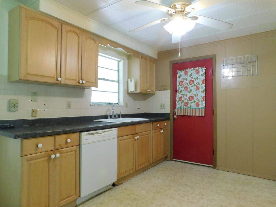 For Sale: $219,900 (2 beds, 2 baths, 1158 Square Feet)