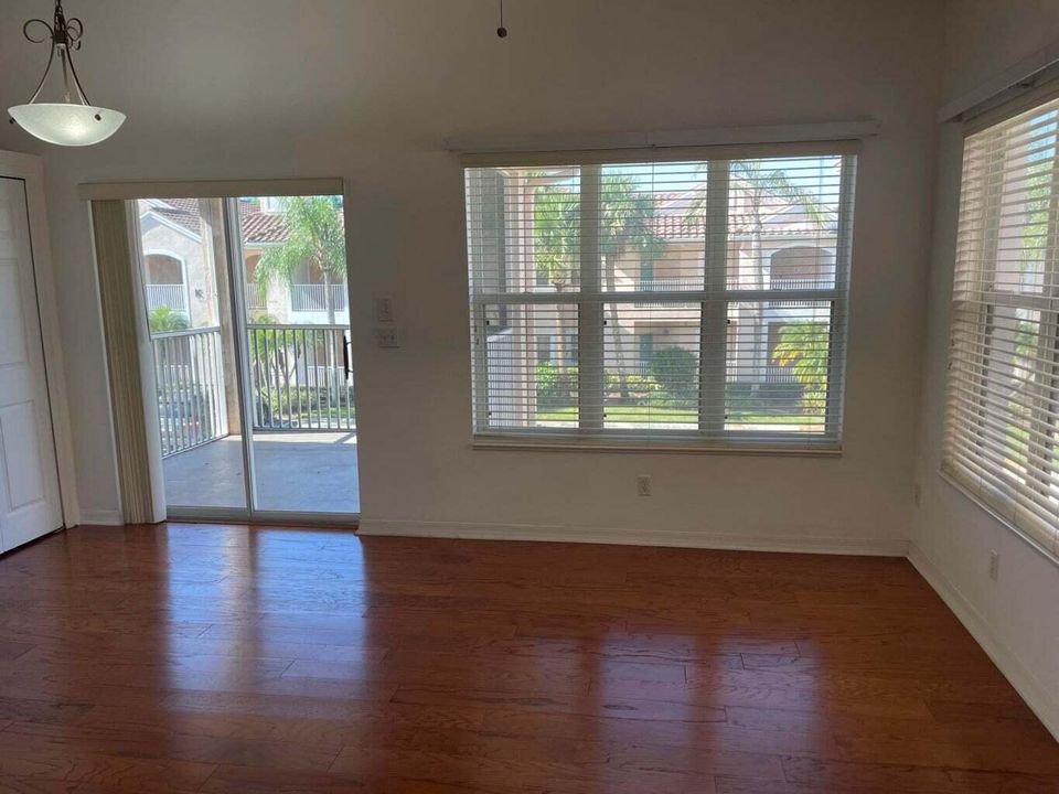 For Rent: $1,600 (1 beds, 1 baths, 850 Square Feet)