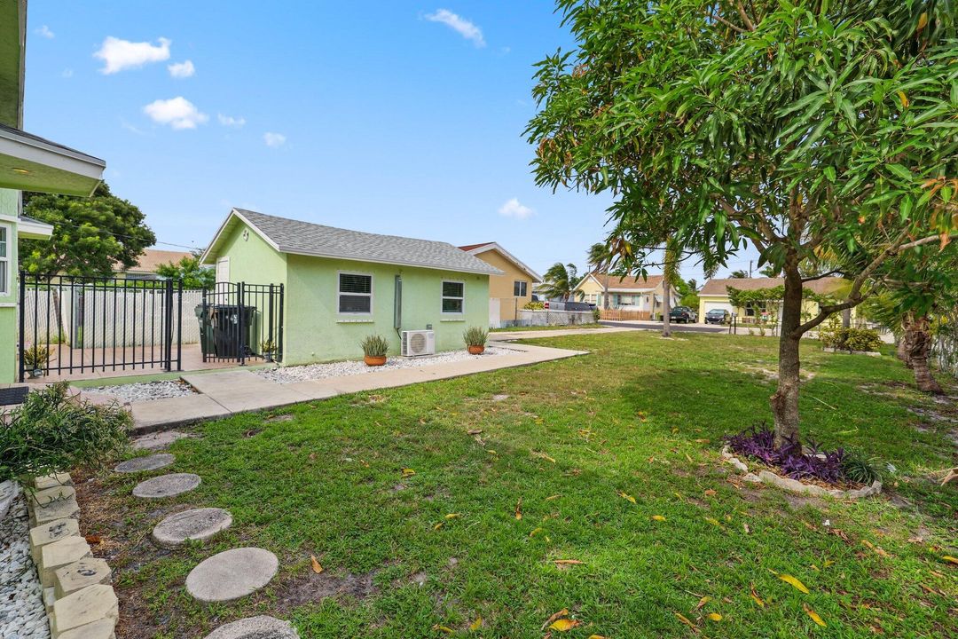 Active With Contract: $565,000 (3 beds, 3 baths, 1690 Square Feet)