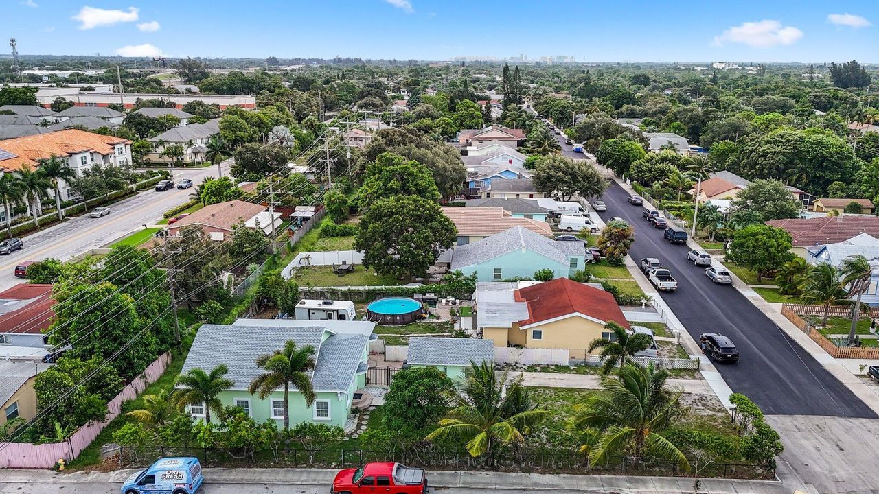 Active With Contract: $565,000 (3 beds, 3 baths, 1690 Square Feet)