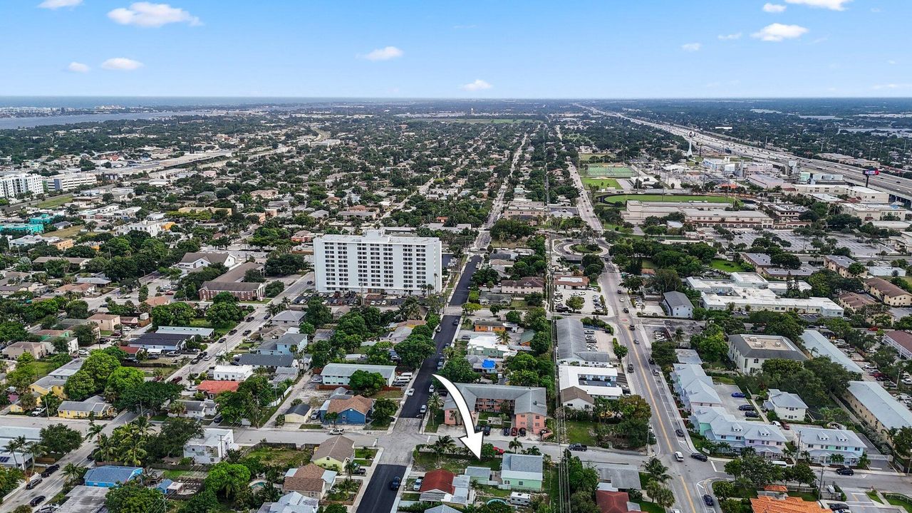 Active With Contract: $565,000 (3 beds, 3 baths, 1690 Square Feet)