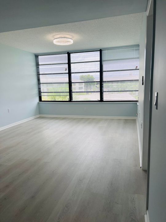 Active With Contract: $2,300 (2 beds, 2 baths, 1442 Square Feet)