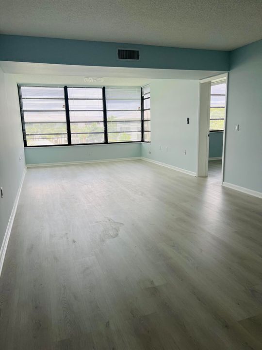 Active With Contract: $2,300 (2 beds, 2 baths, 1442 Square Feet)