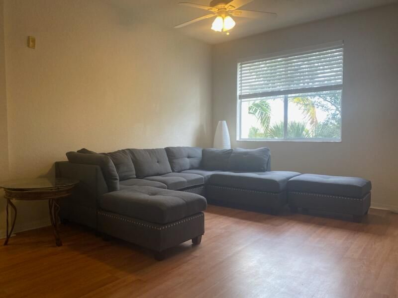 Active With Contract: $1,900 (1 beds, 1 baths, 900 Square Feet)