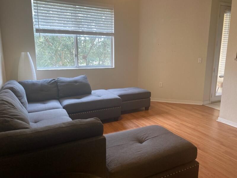 Active With Contract: $1,900 (1 beds, 1 baths, 900 Square Feet)